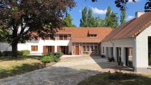 an exterior view of a house at Grande maison proche du Zoo de Beauval pour 16 personnes ! in La Ferté-Saint-Cyr