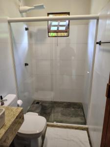 a bathroom with a shower and a toilet at Casa Cajá - praia, natureza & conforto em Boipeba in Ilha de Boipeba +18 photos