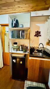 a small kitchen with a sink and a stove at Tiny Urubici -P Cachoeira da Neve in Urubici
