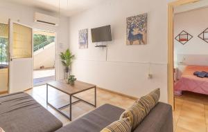 A television and/or entertainment centre at Gorgeous Home In Puerto De Mazarrón