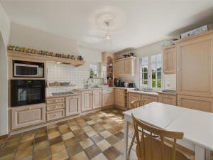 Kuchyň nebo kuchyňský kout v ubytování Idéal 8 adultes et 5 enfants - 200m plage + 17 fotografií