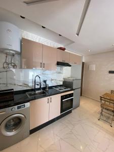 Η κουζίνα ή μικρή κουζίνα στο Appartement vue sur mer -Mehdia beach -Wi-Fi Parking - Clim
