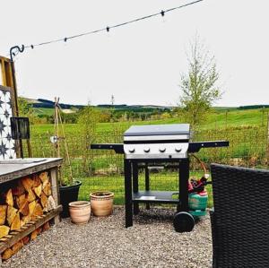 Vrt ispred objekta Romantic Rural Lodge - Private Outdoor Kitchen & Cosy Covered Lounge - Perth and Kinross - Hot Tub not included