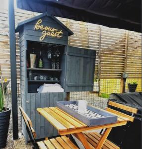 Fotografija u galeriji objekta Romantic Rural Lodge - Private Outdoor Kitchen & Cosy Covered Lounge - Perth and Kinross - Hot Tub not included u gradu Crook of Devon