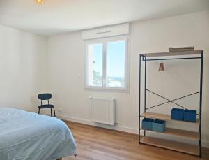 una camera da letto con un letto e una finestra di La Maison des Falaises a Crozon Altre 18 foto