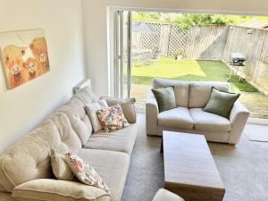 Ruang duduk di Contemporary Haven Close to the Coast +32 gambar