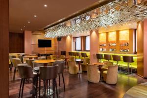 TV a/nebo společenská místnost v ubytování Vivanta Ernakulam, Marine Drive