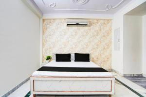 Postel nebo postele na pokoji v ubytování Hotel O THE ROYALL RESIDENCY