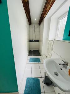 Un baño con lavabo e inodoro en Feldhouse, en Bremen 46 fotos más