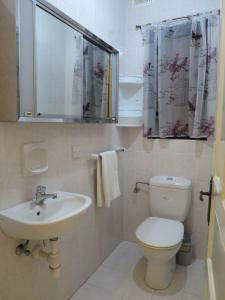 Ένα μπάνιο στο Welcome Family and Friends Seafront Summer House Panoramic Ocean Views