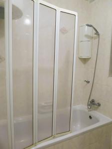 Ένα μπάνιο στο Welcome Family and Friends Seafront Summer House Panoramic Ocean Views +25 φωτογραφίες