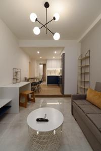 A seating area at Blu & Marrone Suites-parking included