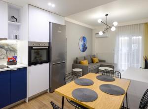 A kitchen or kitchenette at Blu & Marrone Suites-parking included