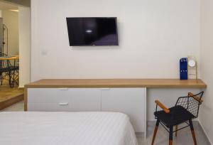 A television and/or entertainment centre at Blu & Marrone Suites-parking included