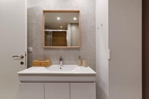 A bathroom at Blu & Marrone Suites-parking included