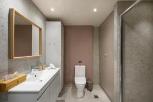 A bathroom at Blu & Marrone Suites-parking included