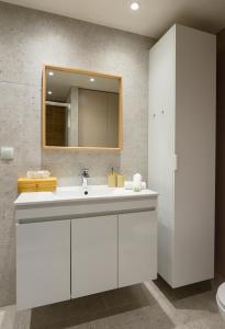 A bathroom at Blu & Marrone Suites-parking included
