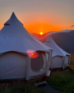 Alba o tramonto visti dall'interno di questo campeggio di lusso o dai dintorni