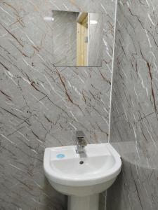 Un baño con un lavabo blanco y un espejo. en Bet El Cozy & Comfy Room 4, en Parkside
