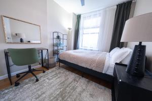 Gambar di galeri bagi 3BR apt two blocks to Central Park elevator, laundry, virtual doorman di New York
