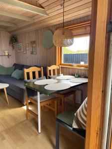 Posezení v ubytování Exclusive Cottage close to Tornby Beach