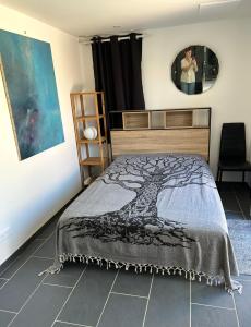 Ένα ή περισσότερα κρεβάτια σε δωμάτιο στο MARSEILLAN Ville
