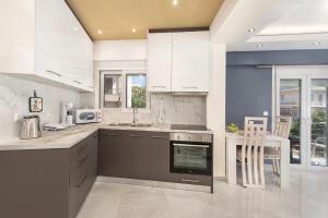 Køkken eller tekøkken på Modern Colorful House 3