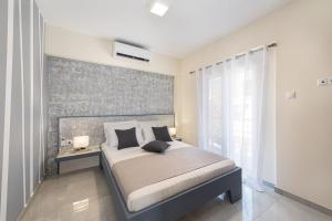 En eller flere senge i et værelse på Modern Colorful House 3