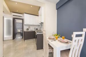 Køkken eller tekøkken på Modern Colorful House 3