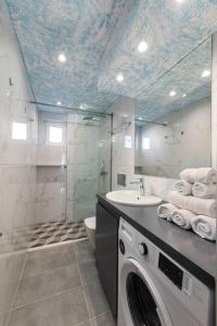 Et badeværelse på Modern Colorful House 3