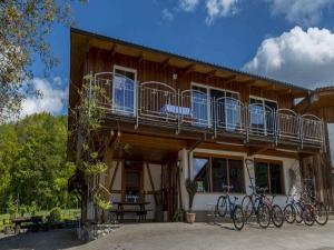 een gebouw met fietsen voor het gebouw bij Ferienwohnung Aichem in Radolfzell am Bodensee