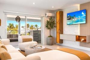 Posezení v ubytování Grand Blue Arenas with Minigolf, Canal, Game Room, 3 Bedrooms and Heated Pool