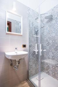 un bagno con lavandino e doccia di Toledo Bright Apartment by Wonderful Italy a Napoli