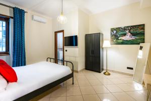una camera da letto con un letto e un quadro sul muro di Toledo Bright Apartment by Wonderful Italy a Napoli