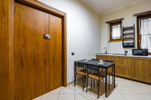 una cucina con tavolo e porta in legno di Toledo Bright Apartment by Wonderful Italy a Napoli Altre 16 foto