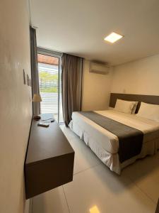 een hotelkamer met een bed en een raam bij Solar Tambau Residencial in João Pessoa