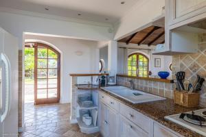 Η κουζίνα ή μικρή κουζίνα στο Villa Adage Pointe Milou St-Barths +17 φωτογραφίες