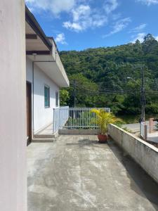 a balcony of a house with a mountain in the background at Casa de Temporada 3 quartos em Camboriú Perfeita para Grupos e Famílias in Camboriú +16 photos