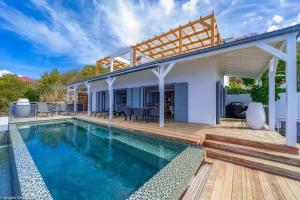 une villa avec piscine et une maison dans l'établissement Villa Belharra Colombier St-Barths, à Saint Barthelemy