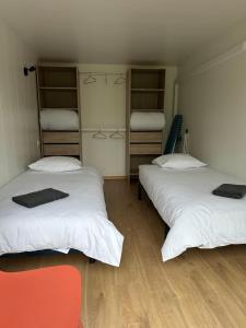 Giường trong phòng chung tại Les Chalets du Pialou