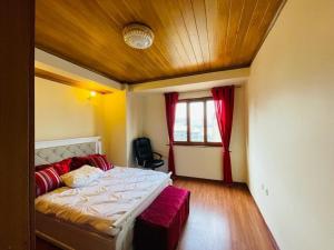 Postel nebo postele na pokoji v ubytování 3-bed penthouse apartment