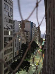 Pemandangan umum bagi Rio de Janeiro atau pemandangan bandar yang diambil dari apartmen