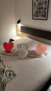 Postelja oz. postelje v sobi nastanitve Hôtel Bagatelle Paris Nord Roissy CDG