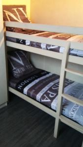 two sets of bunk beds in a room at CHALET Les ALGUES in Plobannalec-Lesconil
