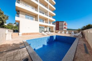 Bazén v ubytování ARA Lux Apartments nebo v jeho okolí