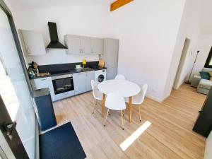 cocina con mesa blanca y sillas blancas en Casa Rural Terradets, en Tremp 8 fotos más