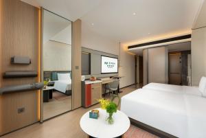 Uma cama ou camas num quarto em EVEN Hotel Chengdu High-Tech Zone, an IHG Hotel