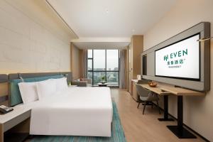Uma cama ou camas num quarto em EVEN Hotel Chengdu High-Tech Zone, an IHG Hotel