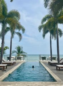 Bazén v ubytování Charming Zen-style Beach apartment at Punta Caelo nebo v jeho okolí