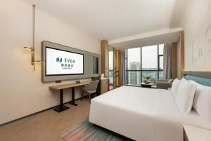 Uma cama ou camas num quarto em EVEN Hotel Chengdu High-Tech Zone, an IHG Hotel